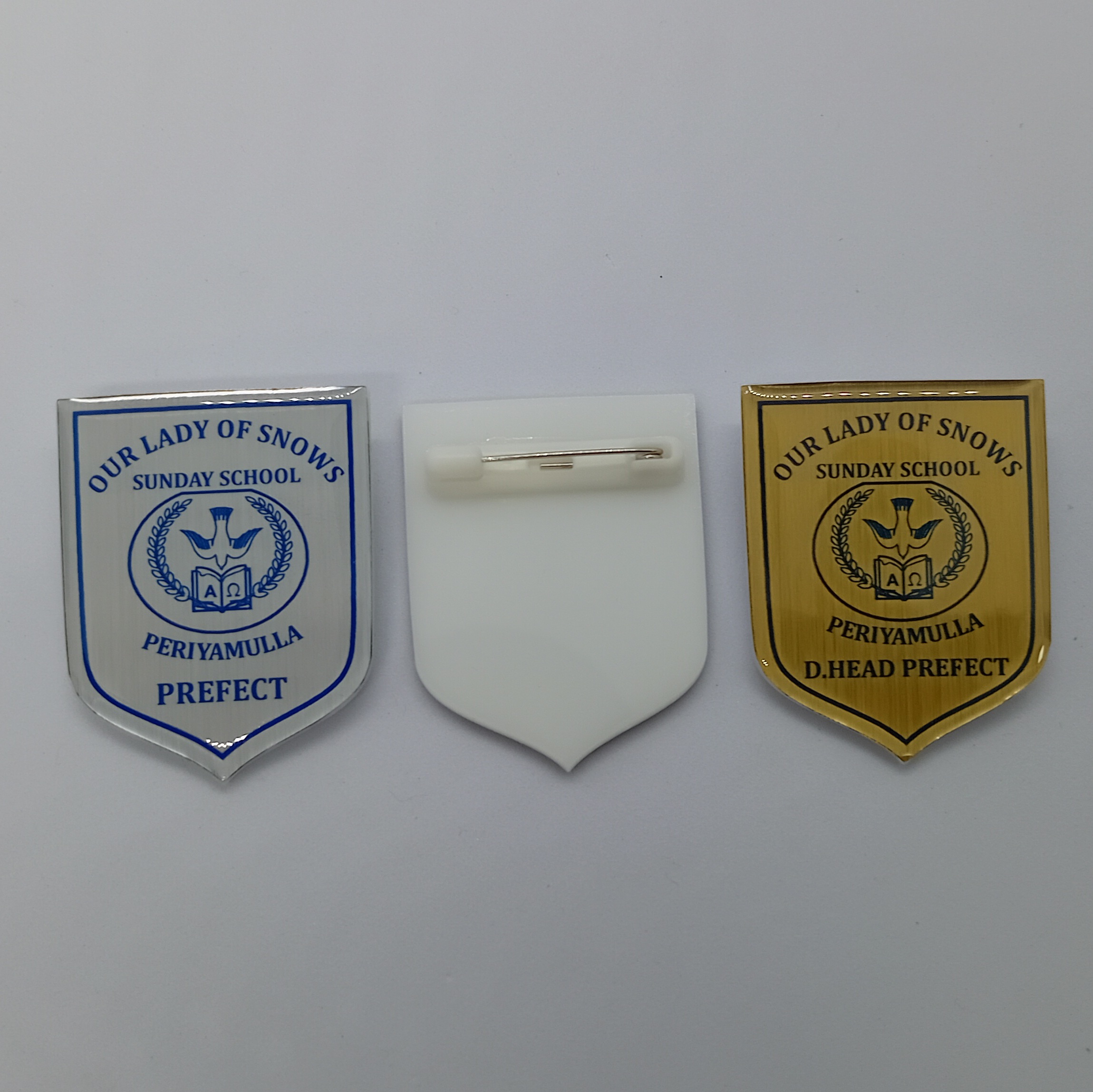 BADGES PLASTIC GOLD & SILVER 